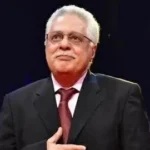 من خشبة المسرح إلى الكرسي المتحرك.. فنان مصري يعتزل التمثيل نهائيًا