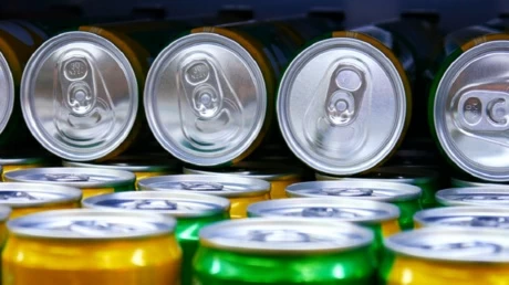 مشروبات الطاقة تحت شمس الصيف.. تهديد يرهق القلب ويرفع الضغط