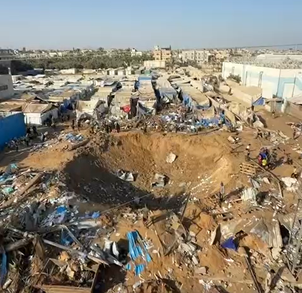 الاحتلال يدمر مستودع الأدوية في مستشفى شهداء الأقصى وسط غزة​ 