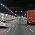 بأعجوبة.. امرأة تنجو من شاحنة بعد قفزها من سيارة داخل نفق
