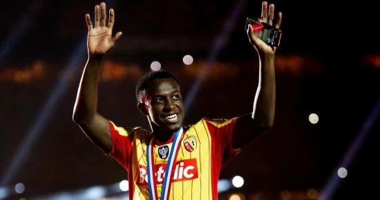 بعد 6 مباريات.. لانس يطيح بمدرب سعود عبدالحميد