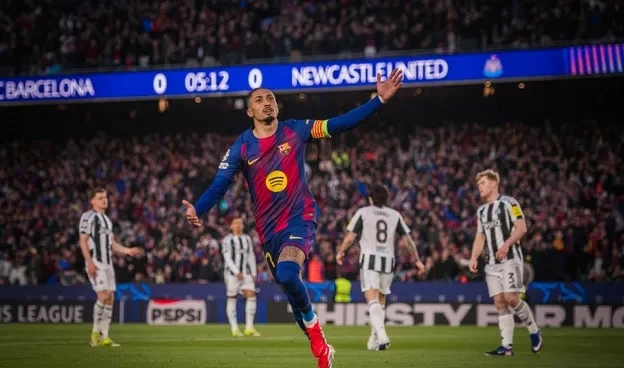 برشلونة يمطر شباك راسينغ بسباعية.. وينفرد بالصدارة