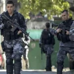 تنكر بملابس نسائية وحمل طفلاً.. سقوط سفاح قتل 80 شخصاً