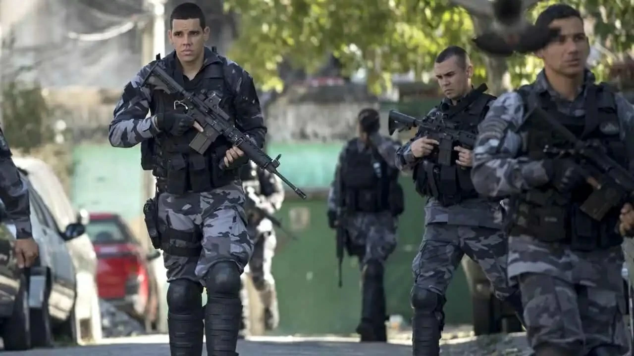 تنكر بملابس نسائية وحمل طفلاً.. سقوط سفاح قتل 80 شخصاً