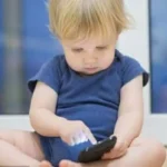 هل تنجح الدول العربية في إنقاذ أطفالها من «السوشيال ميديا»؟
