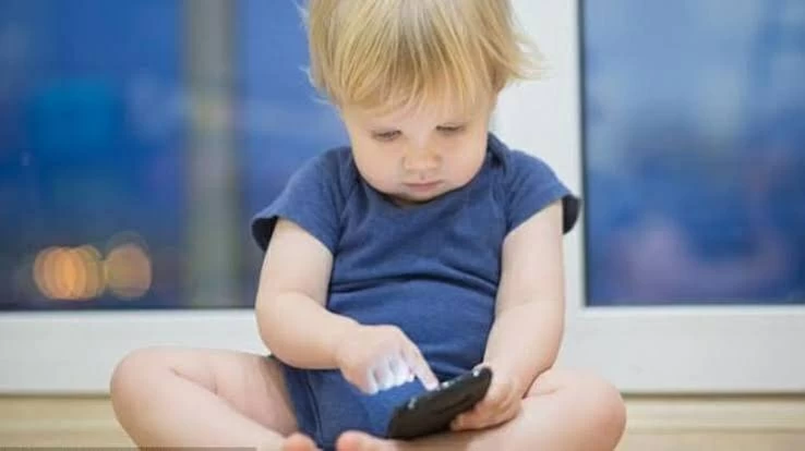 هل تنجح الدول العربية في إنقاذ أطفالها من «السوشيال ميديا»؟