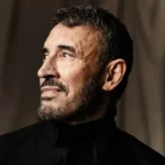 سأل عنها فور وصوله.. من هي السيدة الثمانينية التي هزت مشاعر كاظم الساهر؟