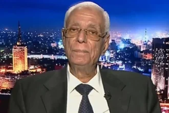 صاحب الـ60 سنة «عيّل».. طبيب مصري بارز يطالب برفع سن التقاعد