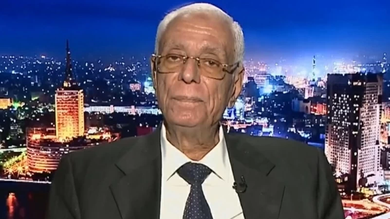 صاحب الـ60 سنة «عيّل».. طبيب مصري بارز يطالب برفع سن التقاعد