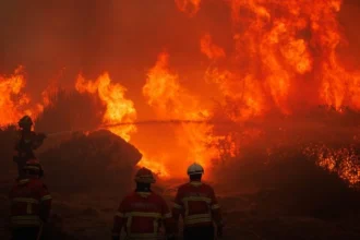 حريق واسع يحاصر قرى في البرتغال ويصيب 3 إطفائيين