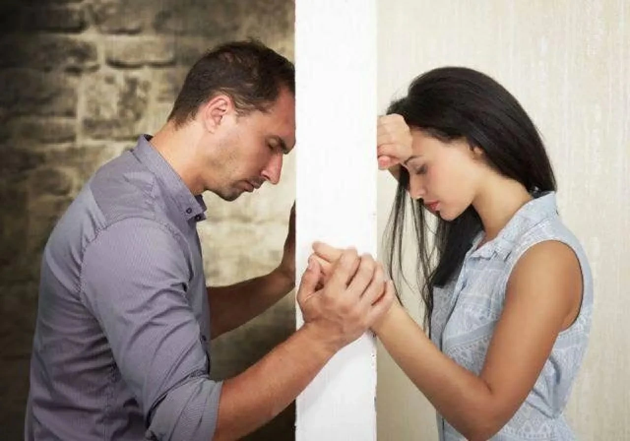 اتهمته بابتزازها وسرقة ذهبها.. كيف برأت المحكمة شاباً أردنياً؟