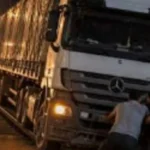 «مأساة السكة الحديد».. نجت الشاحنة من القطار ومات السائق خوفاً