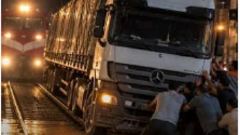«مأساة السكة الحديد».. نجت الشاحنة من القطار ومات السائق خوفاً