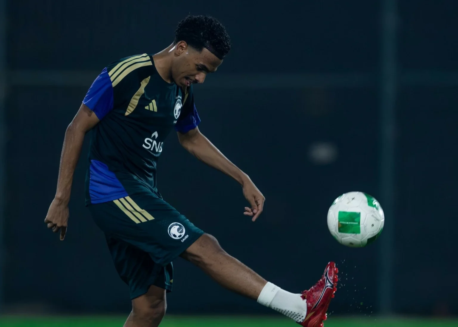 بين بيان الاستبعاد واعتذار اللاعب.. ماذا فعل مصعب الجوير؟
