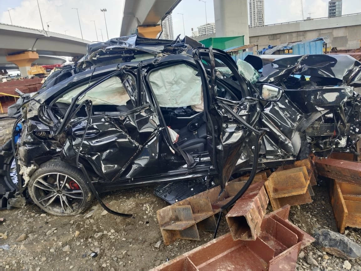 سيارة تهوي من أعلى جسر في مومباي وتودي بحياة 3 طلاب