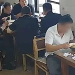 الصين: ذهبوا لتناول الغداء.. فوجدوا المطلوب على الطاولة!