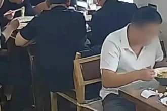 الصين: ذهبوا لتناول الغداء.. فوجدوا المطلوب على الطاولة!