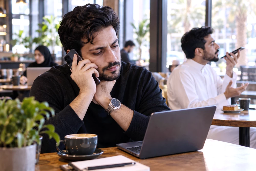 تكلم وسأسمع لاحقاً.. ماذا فعلت الرسائل الصوتية بعلاقاتنا؟