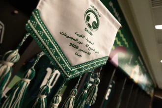 قبل صافرة الافتتاح.. كنو يكرّم الكويت بعلم يحاكي التراث السعودي ‏