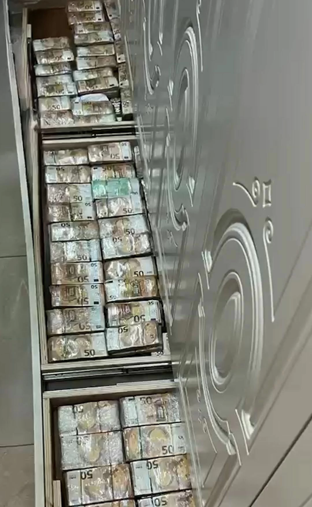 ملايين مخبأة في الجدران.. ماذا وجدت الشرطة داخل شقة بنابولي؟