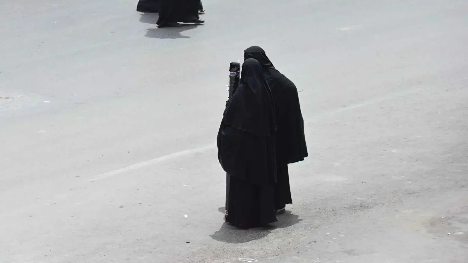 تنكر في ملابس نسائية للهرب من جريمة قتل.. كيف سقط «الرجل المنقب»؟