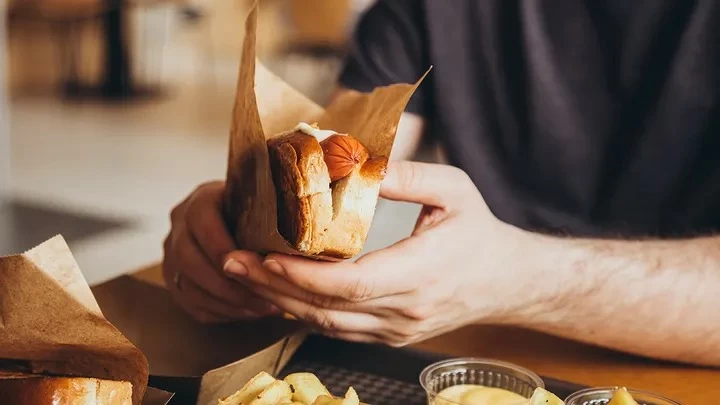 دراسة تحذر: زيادة بسيطة في الأطعمة فائقة التصنيع ترتبط بمخاطر صحية أعلى