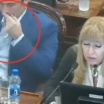 «قلم أم مادة مخدرة؟».. لقطة داخل البرلمان الأرجنتيني تشعل التكهنات