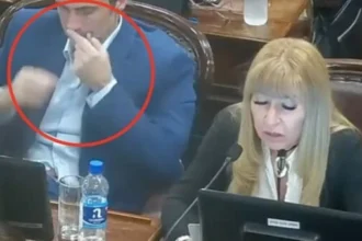 «قلم أم مادة مخدرة؟».. لقطة داخل البرلمان الأرجنتيني تشعل التكهنات
