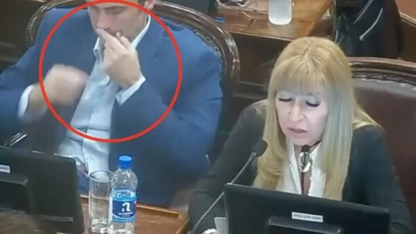 «قلم أم مادة مخدرة؟».. لقطة داخل البرلمان الأرجنتيني تشعل التكهنات