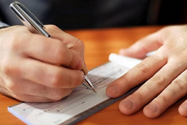 خدعة التوقيع الناقص.. تاجر عربي تلاعب بشيك والمحكمة تردعه بعد 11 عاماً