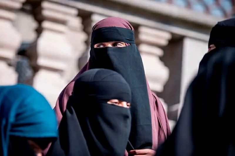 عقوبات وغرامات مالية.. إسبانيا وإيطاليا تمنعان «النقاب»