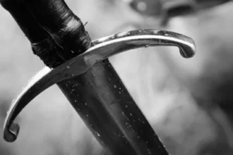 حمل سيفاً وحربة واقتحم منزلاً بالأردن.. ما قصة «العميد المزيف»؟