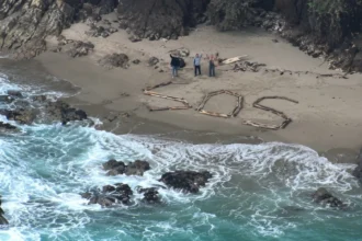 ذهبوا لالتقاط صورة.. فحاصرهم المد وكتبوا «SOS» على الشاطئ
