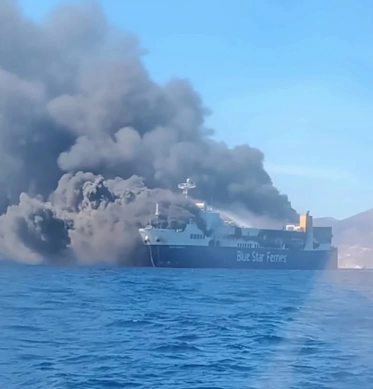 حريق يلتهم سفينة في بحر إيجه قرب ميكونوس.. إجلاء 29 شخصًا