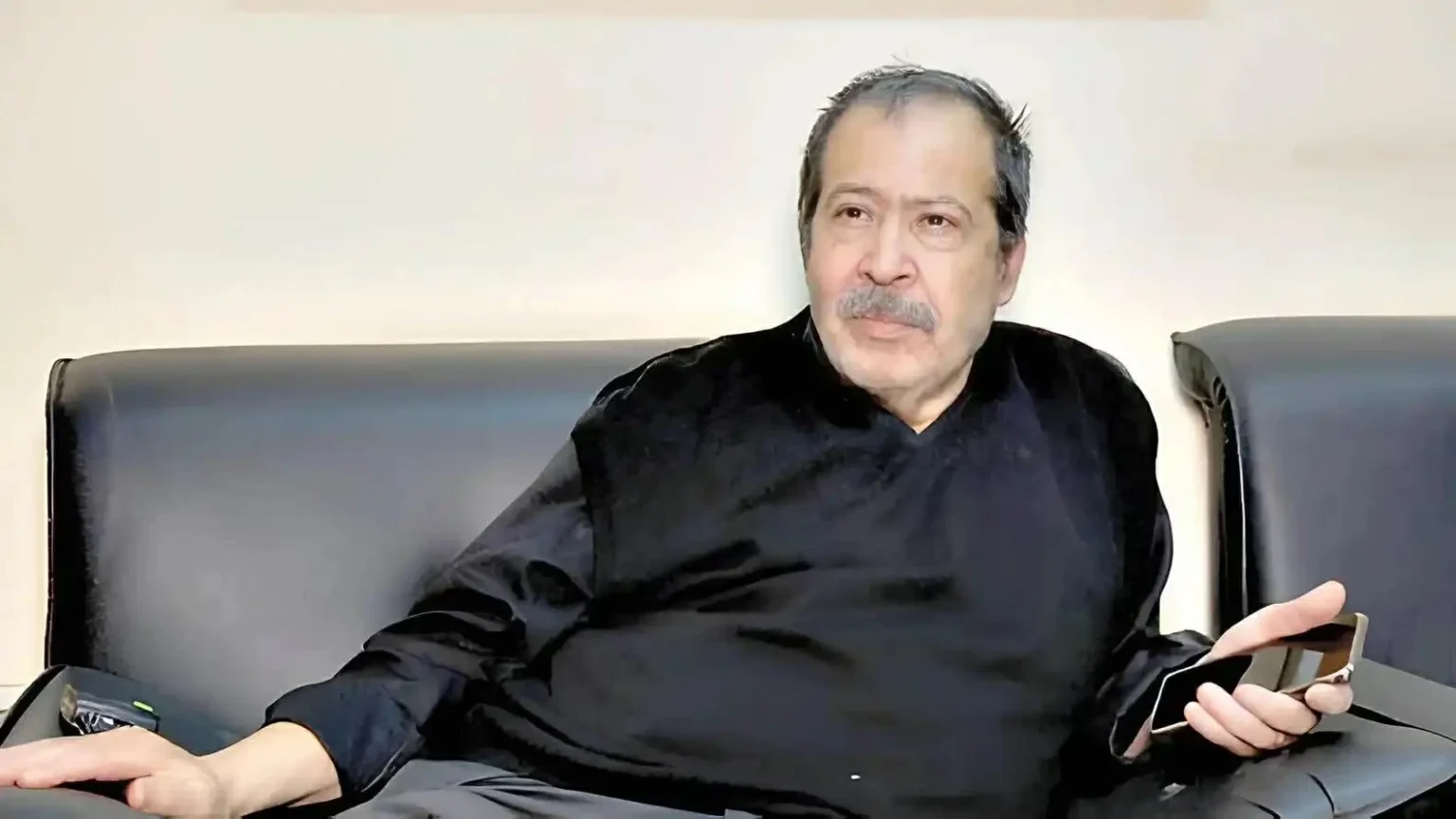 أخطاء طبية تعيد فناناً مصرياً للعناية المركزة.. ماذا قالت زوجته؟