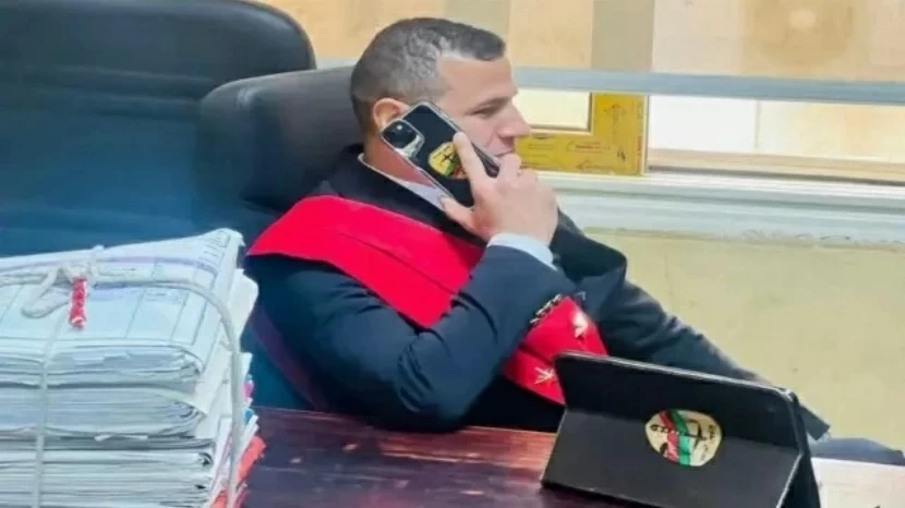بتهم النصب والاستيلاء على أموال.. السجن 24 شهراً للقاضي المزيف