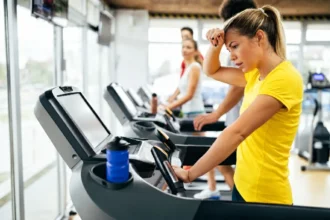 لماذا يتباطأ نزول الوزن؟ جسمٌ عنيد بعد الأربعين