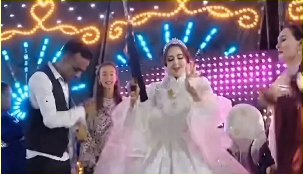 ظهور عروس بسلاح آلي في حفل زفاف بقنا