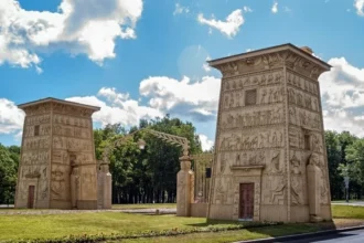 حين سحرت مصر الروس.. كيف وصلت بوابة فرعونية إلى  بطرسبورغ؟