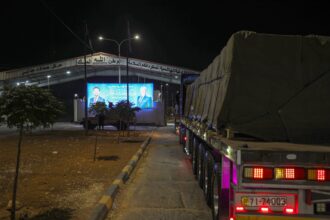 الأردن يسيّر قافلة جديدة إلى لبنان محمّلة بـ20 شاحنة من المواد الغذائية