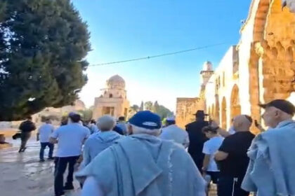 أكثر من 100 مستوطن يقتحمون المسجد الأقصى بحماية قوات الاحتلال​ 