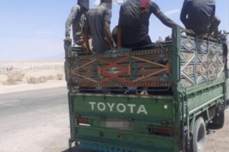 ضبط مركبة تقل 14 راكبا في صندوقها على طريق المطار
