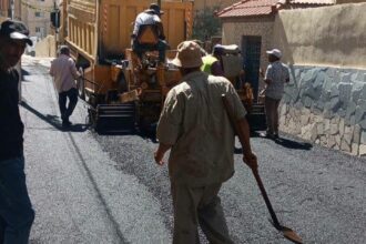 بلدية الزرقاء الكبرى تواصل خطة تعبيد وتأهيل الطرق في مختلف أحياء المدينة.