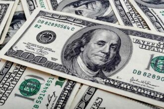 الدولار يتجه لأول مكاسب أسبوعية متتالية في 3 أشهر