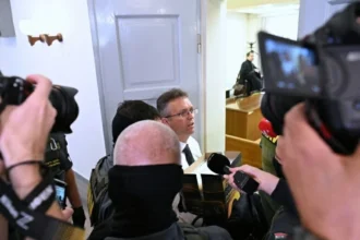 تجريد من الحصانة واقتياد للسجن.. كيف أسقطت 53 مليون دولار وزيراً أوروبياً؟