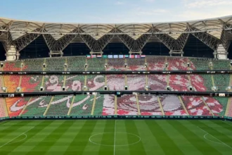 «عز وفخر» تيفو سعودي يزيّن مدرجات نصف نهائي "خليجي 27 "