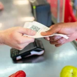 خطر في جيبك.. هل تهدد «إيصالات التسوق» صحتك؟