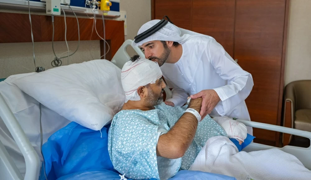 حمدان بن محمد يزور قائد «فلاي دبي» المصاب: جسّد أعلى درجات الشجاعة