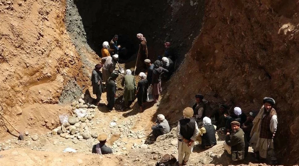 يومان تحت الأرض.. إنقاذ 10 عمال علقوا داخل منجم ذهب بأفغانستان