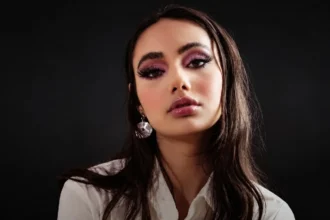 صورة ممثلة جزائرية تثير جدلًا واسعًا في الإعلام الفرنسي